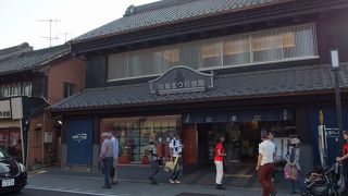 賑やかな山車が展示されている