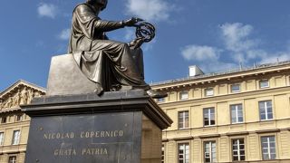 ショパンの曲が無料で聴けるベンチ設置