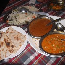 ナン、各種カレー、焼き飯