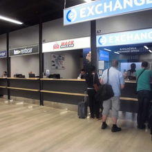 びっくりするぐらい両替手数料が高い空港内の銀行です。