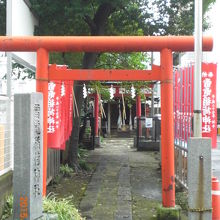 雷電稲荷神社の石碑と雷電稲荷神社の参道の様子です。