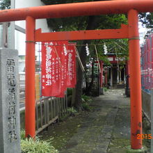 少し右側から見ますと、参道と石碑の関係が良く見えてきます。