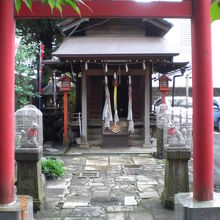 奥の鳥居と本社殿が見えます。ひっそりとした感じです。