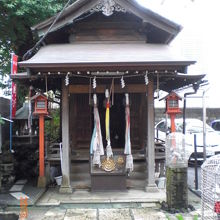 雷電稲荷神社の本社殿の全体です。