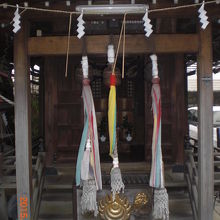 雷電稲荷神社の本社殿に進んだ状態の様子です。