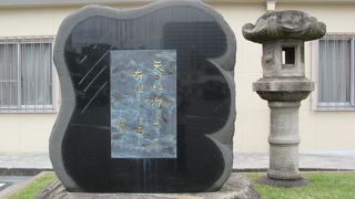 『天の虹 仰ぎて右近 ここにあり』と彫られています