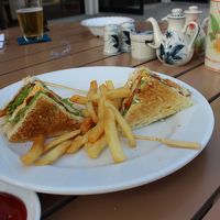 ビーチでランチ。食事はGOOD！