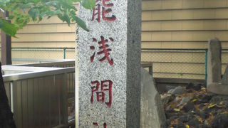 花園神社内の芸能浅間神社には、芸能界の有名人が多数、名前を連ねています。
