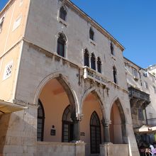 ナロドニ広場にある旧市庁舎。ゴシック式建築です。