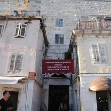 宮殿の南側の入口である聖堂の門