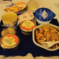 深夜のチェックインだったので航空会社が夜弁当を用意してくれた