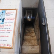 高さ60mの鐘楼の入口