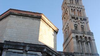 正六角形の珍しい聖堂。残念ながら聖堂内は撮影禁止。