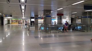 構内は非常に広いです。