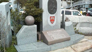 歴史の教科書で見たポーズです