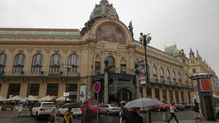 ムハの壁画が綺麗です。地下のレストランもGood