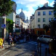 モンマルトルゆかりの画家ユトリロが描いた通りの中でも有名な通りのひとつ　Rue Norvins (18区)