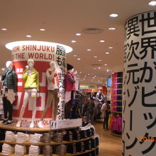 ビックロの１階の販売フロアーの様子です。ユニクロのコーナー