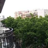 活気あるランブラス通りに面しているので眺めているのもあきない