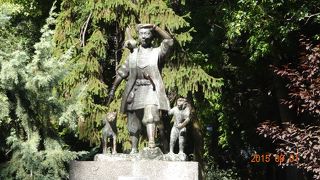 中央広場の西にある広大な公園