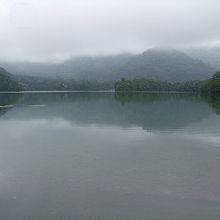 目の前に湯ノ湖が広がります