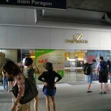 店頭付近（開店前）