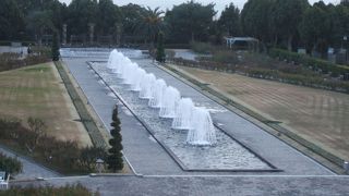バラ園と噴水と須磨の海の光景。