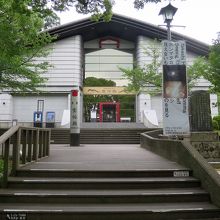 建物はなかなか立派な大きさでした 