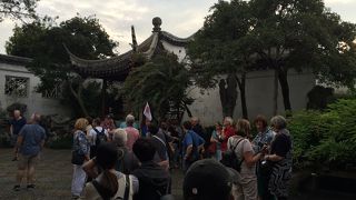 中国人ならぬ白人でごったがえす庭園