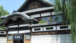 立派な銭湯の建物・子宝湯