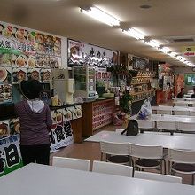 5軒のお店のカウンターが並んでいます