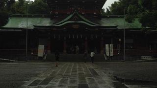 「深川の八幡様」と呼ばれ、江戸の人々に愛された神社です。