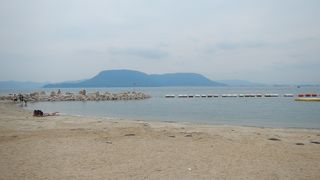 2015年8月末　泳ぐところはブイで区画されています。沖には飛び込み台（浮き）も設置されていました。港から300mくらい。