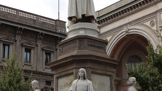 レオナルド・ダ・ヴィンチの像があります