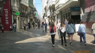 町のメイン通りです。