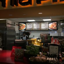 空港内の「カリフォルニアピザキッチン」