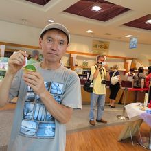 濃厚抹茶アイスを食べる