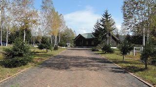 この結晶のモニュメントはまるで