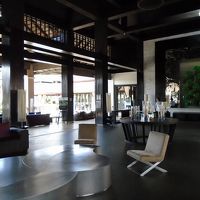 チーク材を用いた高い天井のロビーは、まさしくランナー調です 