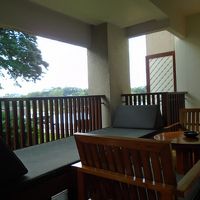 バルコニーのデイベッドに寝ころんでの読書も良し…