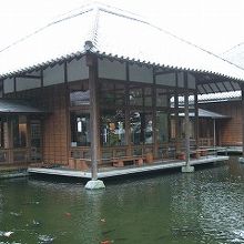 休憩室の回りには池や庭園があってくつろげます