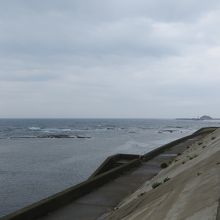 国道と津軽海峡に挟まれて建てられています