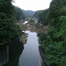 ダムの上から下流を見晴らす