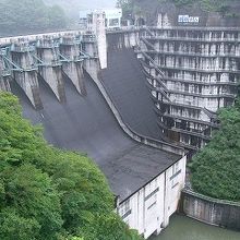 ダムの管理事務所脇の展望台から撮影