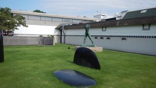 【要注意】本館から裏手にずっと、間違ったかなと思うくらい、回って行く必要があります。