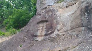 毘沙門堂内の岩面大仏