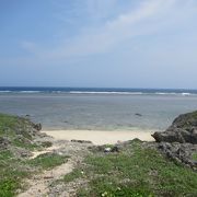 2015年8月鳩間島の北西の端の小さな砂浜です。砂浜は健在です。海水浴場ではありませんので、トイレ・更衣室・シャワー・休憩所　その他施設は一切ありません。