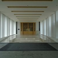 玄関の向こうの館内には…