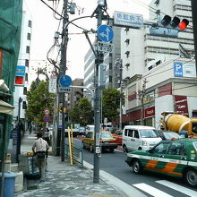 泉岳寺方面へ通じる坂道です。