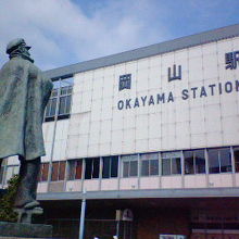 岡山駅前に建っています。